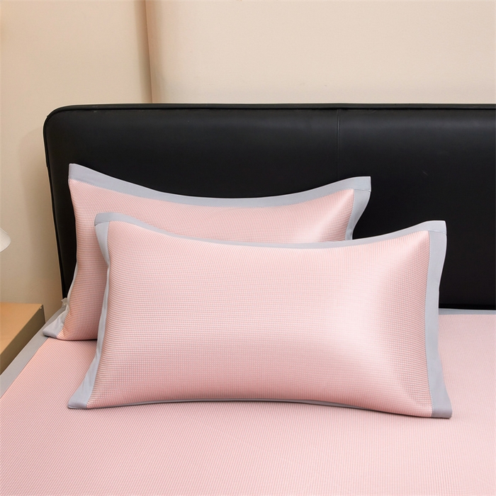 91家纺网 家纺一手货源 找家纺 雯豆家纺 2026春夏新款碳光冰丝席子三件套加厚三明治冰丝软席平铺席凉席席子 千鸟格-绑带款-千禧粉