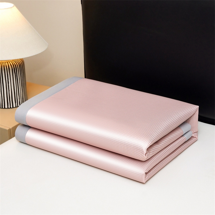 91家纺网 家纺一手货源 找家纺 雯豆家纺 2026春夏新款碳光冰丝席子三件套加厚三明治冰丝软席平铺席凉席席子 千鸟格-绑带款-千禧粉