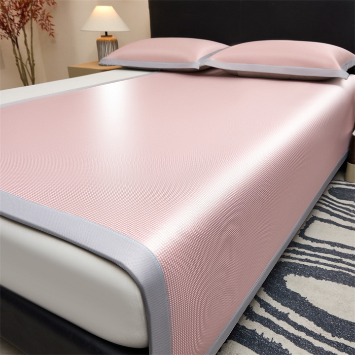 91家纺网 家纺一手货源 找家纺 雯豆家纺 2026春夏新款碳光冰丝席子三件套加厚三明治冰丝软席平铺席凉席席子 千鸟格-绑带款-千禧粉