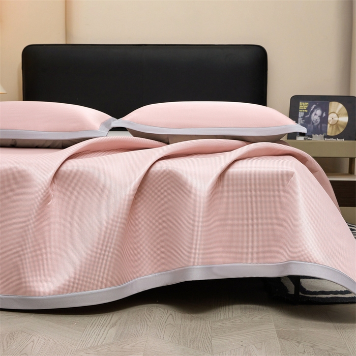 91家纺网 家纺一手货源 找家纺 雯豆家纺 2026春夏新款碳光冰丝席子三件套加厚三明治冰丝软席平铺席凉席席子 千鸟格-绑带款-千禧粉