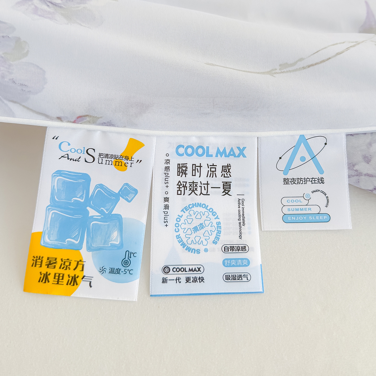 91家纺网 家纺一手货源 找家纺 芯恋家居 2026年新款小冰川凉感夏被冰皮凉感印花夏被凉感丝夏被（四周踩棉工艺） 风吟花蔓