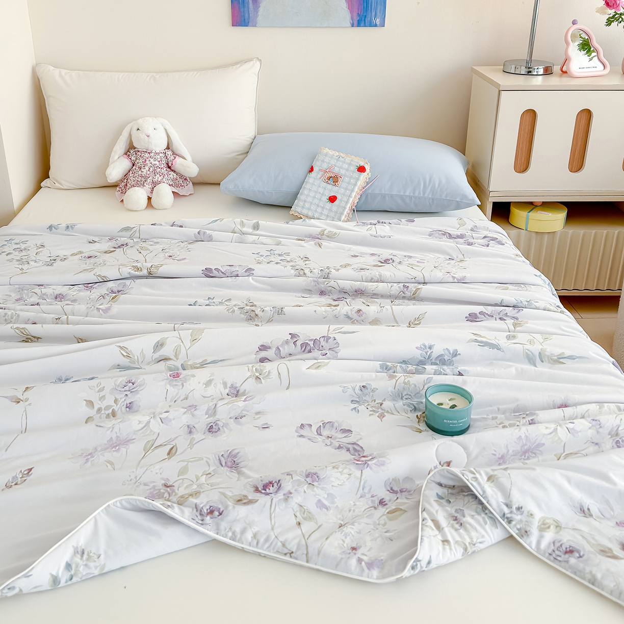 91家纺网 家纺一手货源 找家纺 芯恋家居 2026年新款小冰川凉感夏被冰皮凉感印花夏被凉感丝夏被（四周踩棉工艺） 风吟花蔓