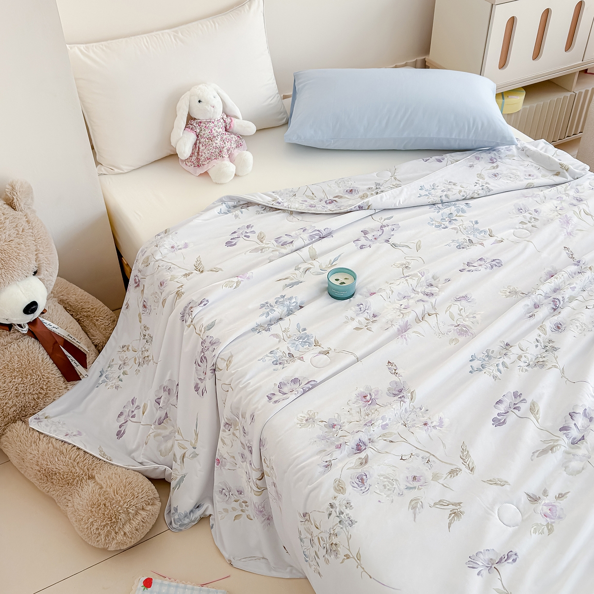 91家纺网 家纺一手货源 找家纺 芯恋家居 2026年新款小冰川凉感夏被冰皮凉感印花夏被凉感丝夏被（四周踩棉工艺） 风吟花蔓