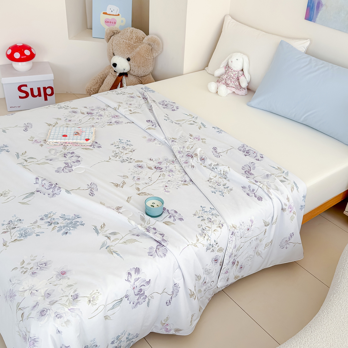 91家纺网 家纺一手货源 找家纺 芯恋家居 2026年新款小冰川凉感夏被冰皮凉感印花夏被凉感丝夏被（四周踩棉工艺） 风吟花蔓