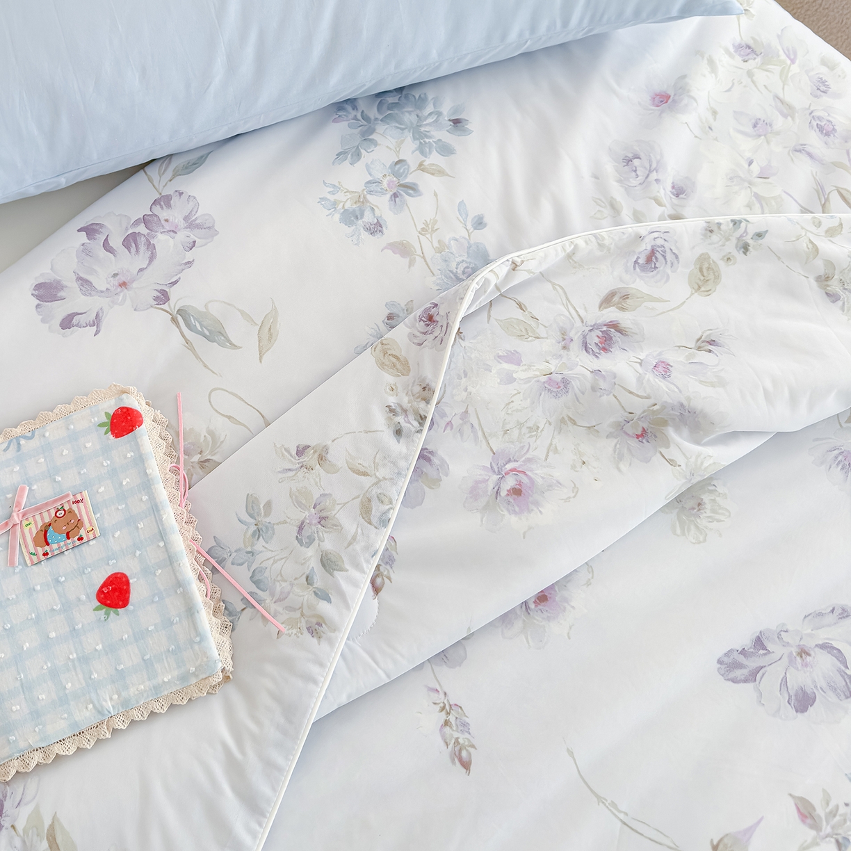 91家纺网 家纺一手货源 找家纺 芯恋家居 2026年新款小冰川凉感夏被冰皮凉感印花夏被凉感丝夏被（四周踩棉工艺） 风吟花蔓