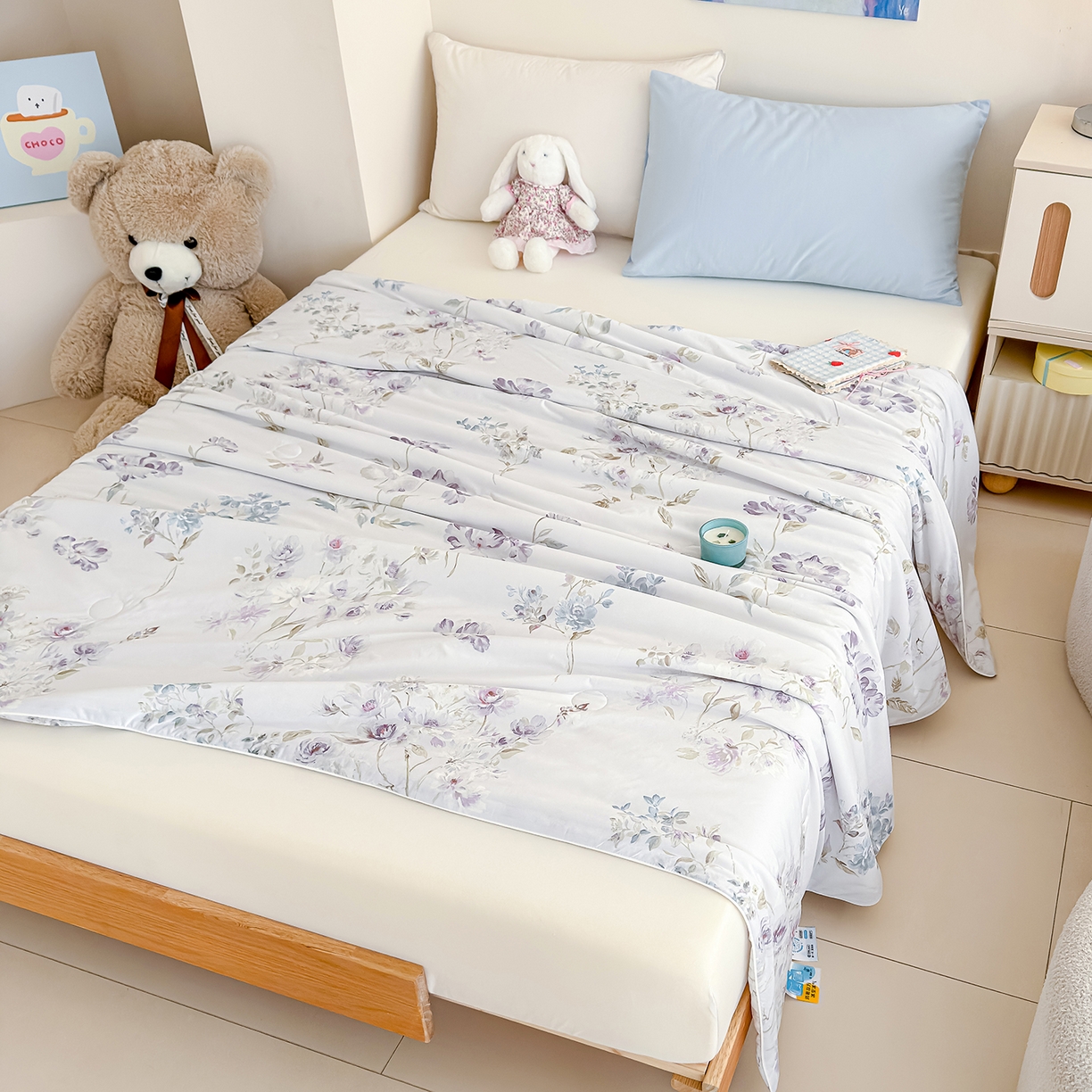 91家纺网 家纺一手货源 找家纺 芯恋家居 2026年新款小冰川凉感夏被冰皮凉感印花夏被凉感丝夏被（四周踩棉工艺） 风吟花蔓