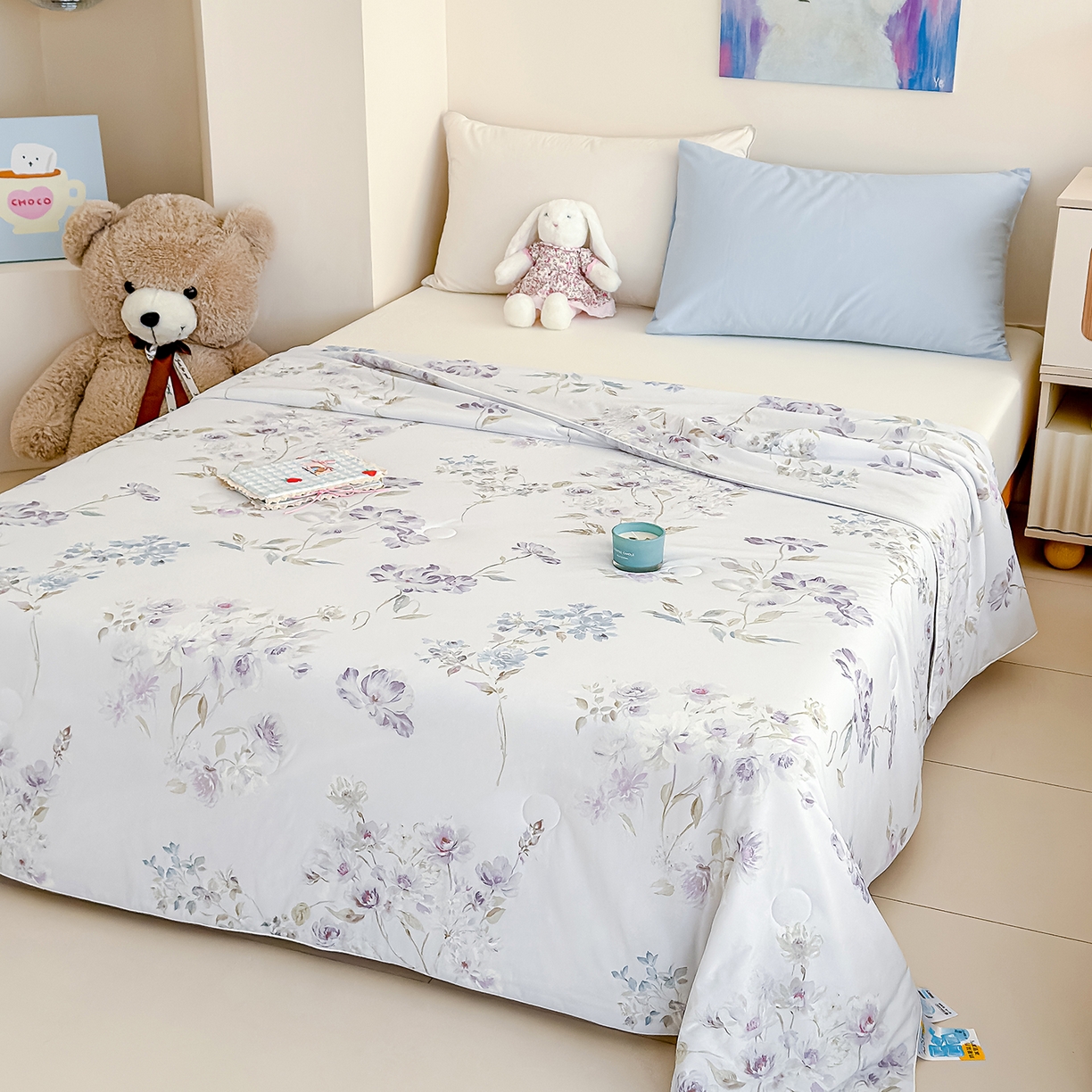 91家纺网 家纺一手货源 找家纺 芯恋家居 2026年新款小冰川凉感夏被冰皮凉感印花夏被凉感丝夏被（四周踩棉工艺） 风吟花蔓