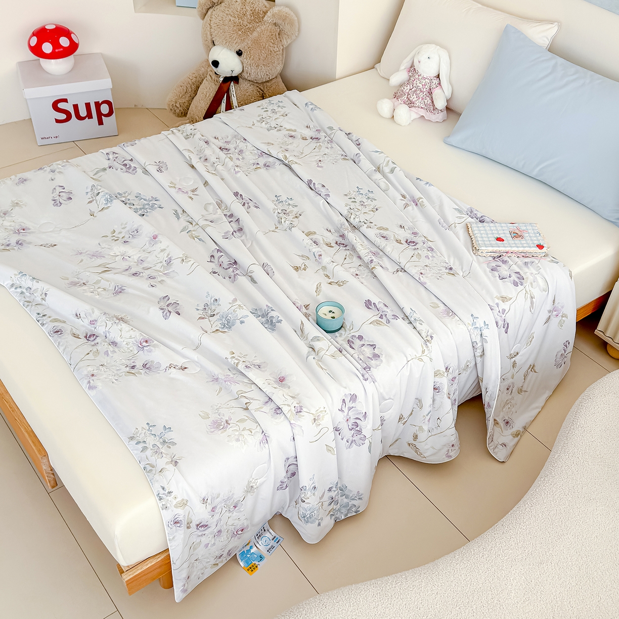 91家纺网 家纺一手货源 找家纺 芯恋家居 2026年新款小冰川凉感夏被冰皮凉感印花夏被凉感丝夏被（四周踩棉工艺） 风吟花蔓