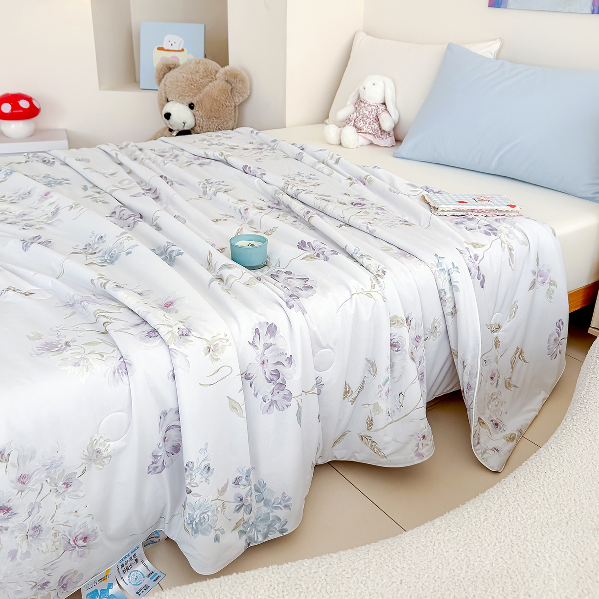 91家纺网 家纺一手货源 找家纺 芯恋家居 2026年新款小冰川凉感夏被冰皮凉感印花夏被凉感丝夏被（四周踩棉工艺） 风吟花蔓