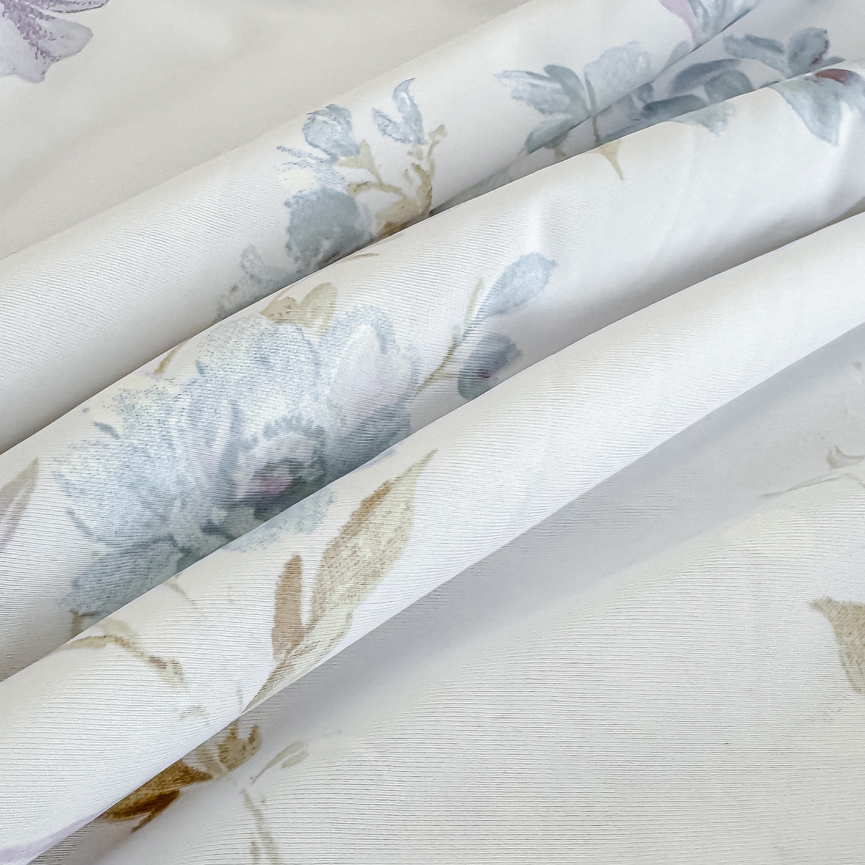 91家纺网 家纺一手货源 找家纺 芯恋家居 2026年新款小冰川凉感夏被冰皮凉感印花夏被凉感丝夏被（四周踩棉工艺） 风吟花蔓