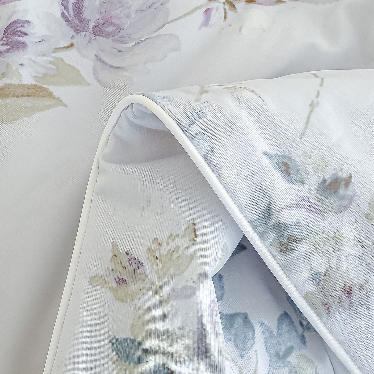 91家纺网 家纺一手货源 找家纺 芯恋家居 2026年新款小冰川凉感夏被冰皮凉感印花夏被凉感丝夏被（四周踩棉工艺） 风吟花蔓