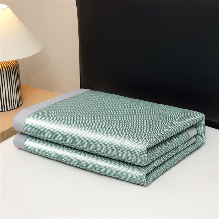 91家纺网 家纺一手货源 找家纺 雯豆家纺 2026春夏新款碳光冰丝席子三件套加厚三明治冰丝软席平铺席凉席席子 千鸟格-绑带款-松石绿