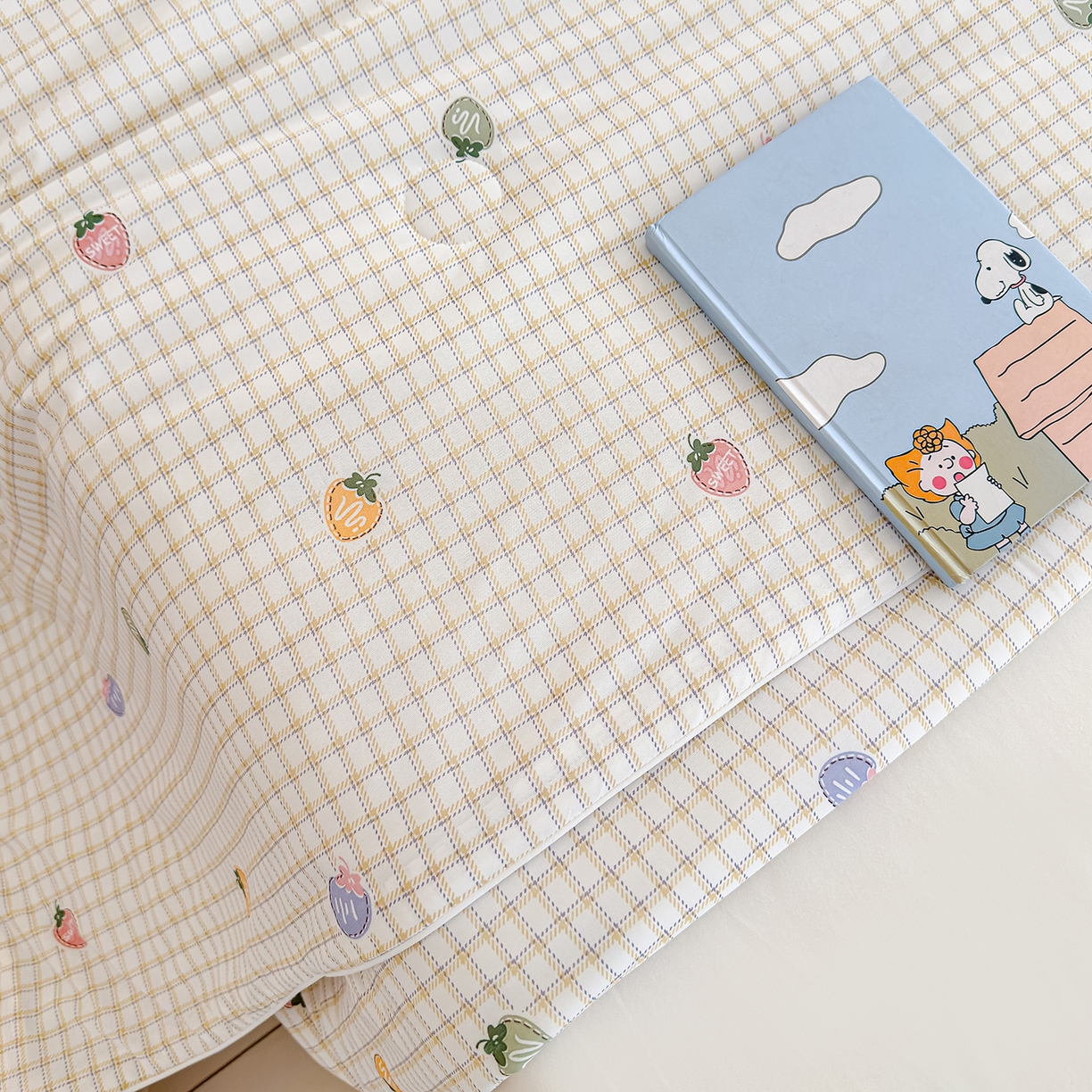 91家纺网 家纺一手货源 找家纺 芯恋家居 2026年新款小冰川凉感夏被冰皮凉感印花夏被凉感丝夏被（四周踩棉工艺） 格纹莓莓