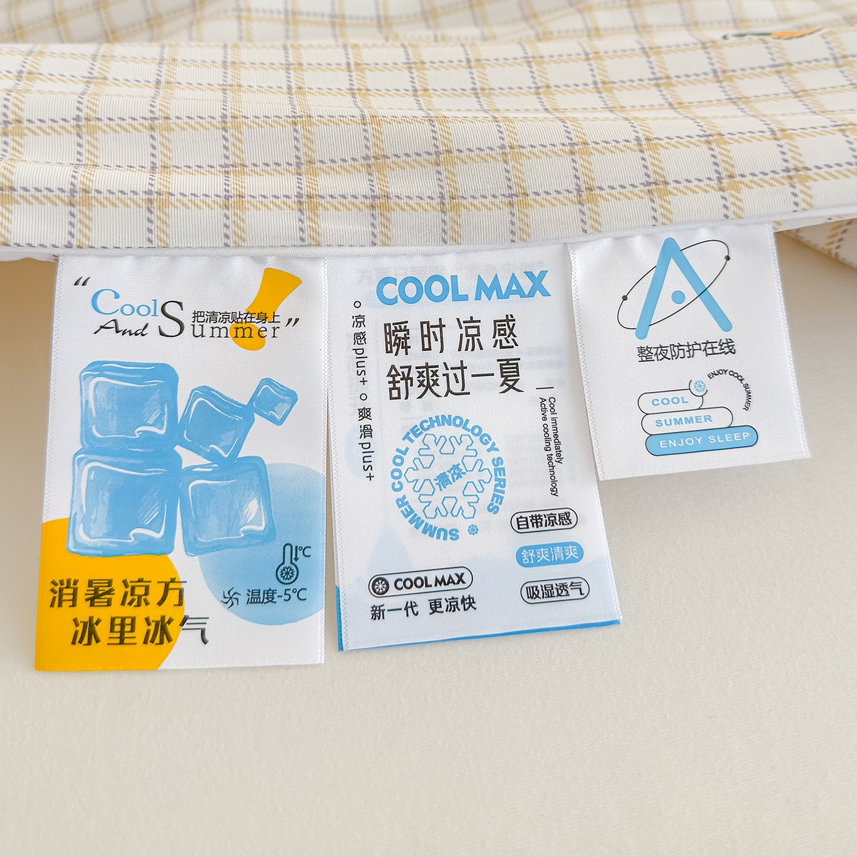 91家纺网 家纺一手货源 找家纺 芯恋家居 2026年新款小冰川凉感夏被冰皮凉感印花夏被凉感丝夏被（四周踩棉工艺） 格纹莓莓