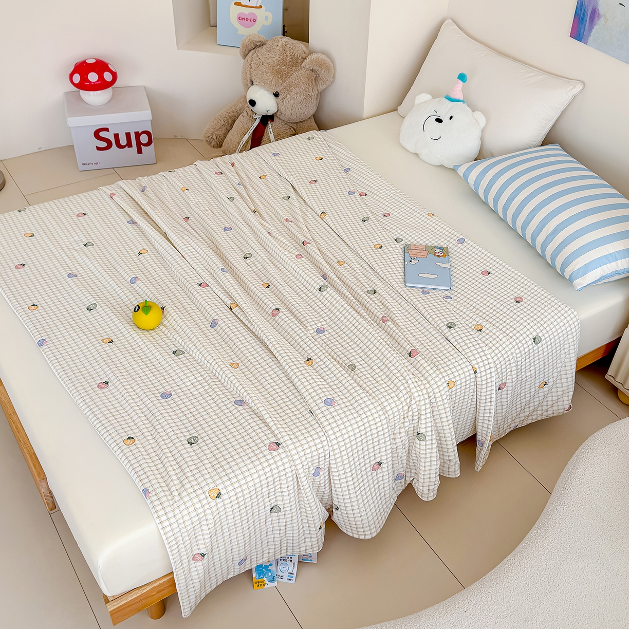 91家纺网 家纺一手货源 找家纺 芯恋家居 2026年新款小冰川凉感夏被冰皮凉感印花夏被凉感丝夏被（四周踩棉工艺） 格纹莓莓