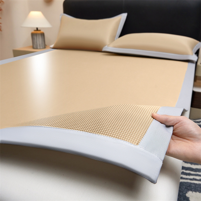 91家纺网 家纺一手货源 找家纺 雯豆家纺 2026春夏新款碳光冰丝席子三件套加厚三明治冰丝软席平铺席凉席席子 千鸟格-绑带款-香槟金