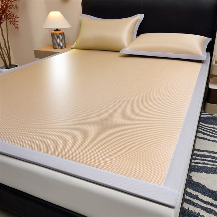 91家纺网 家纺一手货源 找家纺 雯豆家纺 2026春夏新款碳光冰丝席子三件套加厚三明治冰丝软席平铺席凉席席子 千鸟格-绑带款-香槟金