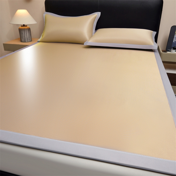 91家纺网 家纺一手货源 找家纺 雯豆家纺 2026春夏新款碳光冰丝席子三件套加厚三明治冰丝软席平铺席凉席席子 千鸟格-绑带款-香槟金