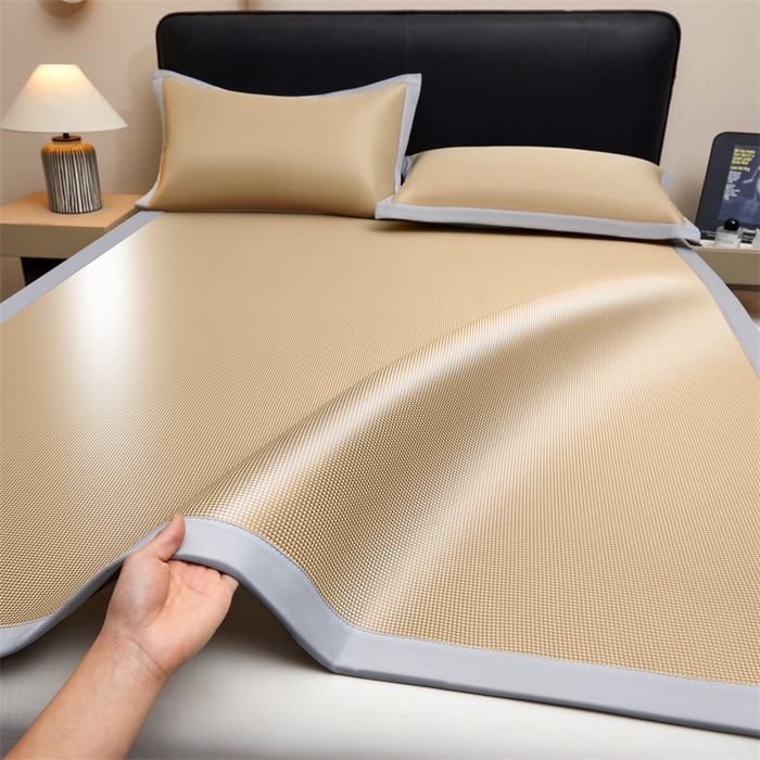 91家纺网 家纺一手货源 找家纺 雯豆家纺 2026春夏新款碳光冰丝席子三件套加厚三明治冰丝软席平铺席凉席席子 千鸟格-绑带款-香槟金