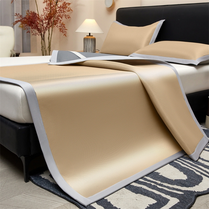 91家纺网 家纺一手货源 找家纺 雯豆家纺 2026春夏新款碳光冰丝席子三件套加厚三明治冰丝软席平铺席凉席席子 千鸟格-绑带款-香槟金