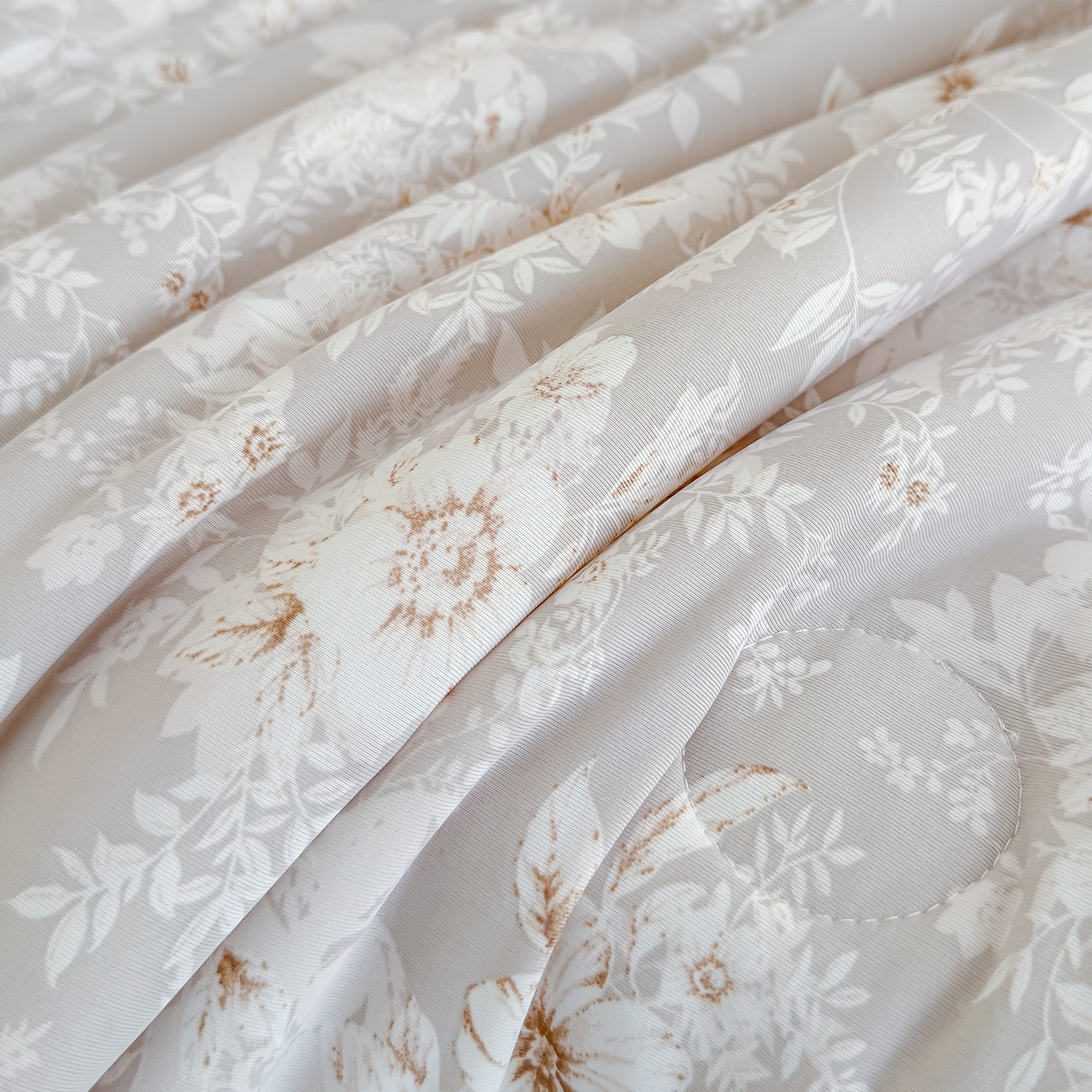 91家纺网 家纺一手货源 找家纺 芯恋家居 2026年新款小冰川凉感夏被冰皮凉感印花夏被凉感丝夏被（四周踩棉工艺） 灰调花叙