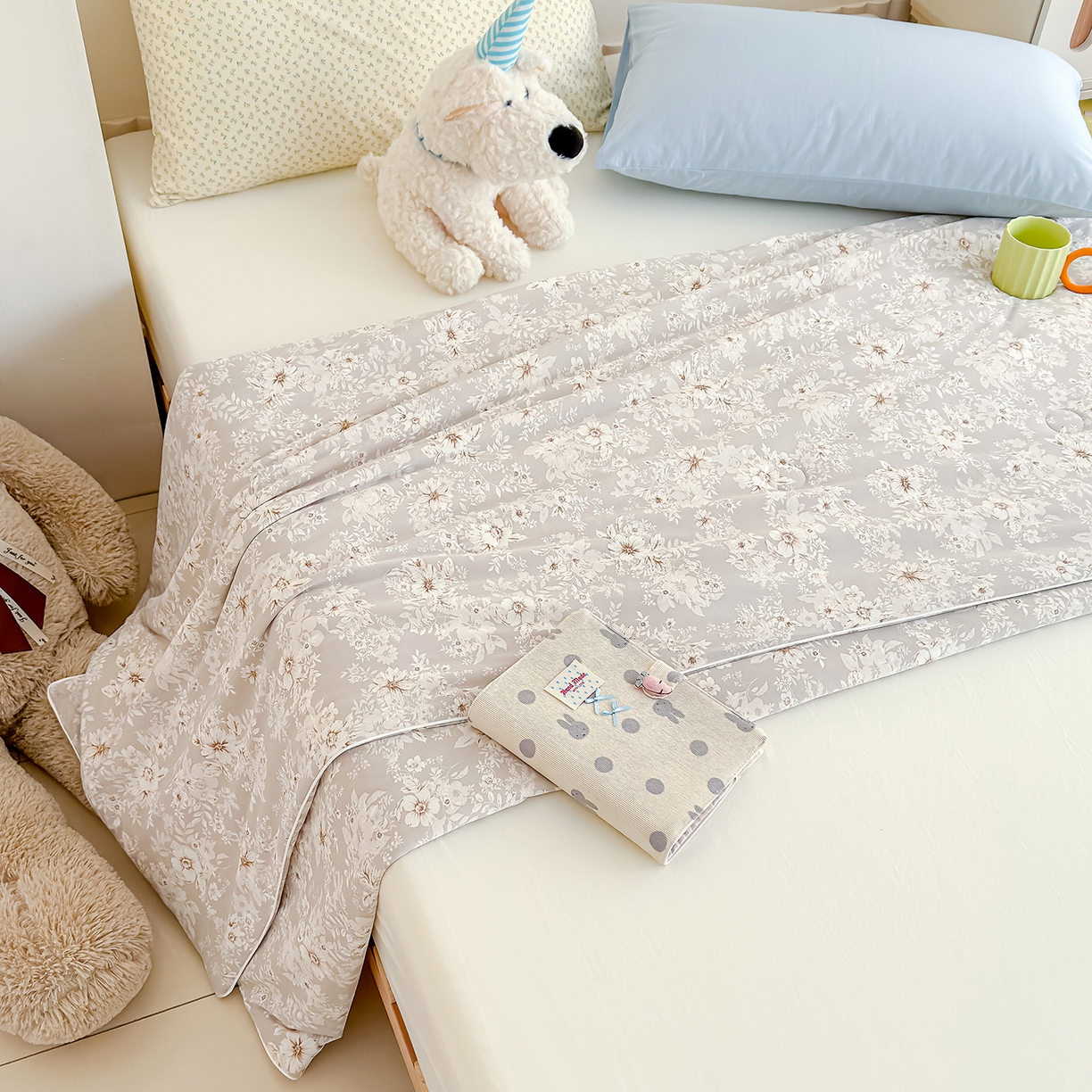 91家纺网 家纺一手货源 找家纺 芯恋家居 2026年新款小冰川凉感夏被冰皮凉感印花夏被凉感丝夏被（四周踩棉工艺） 灰调花叙