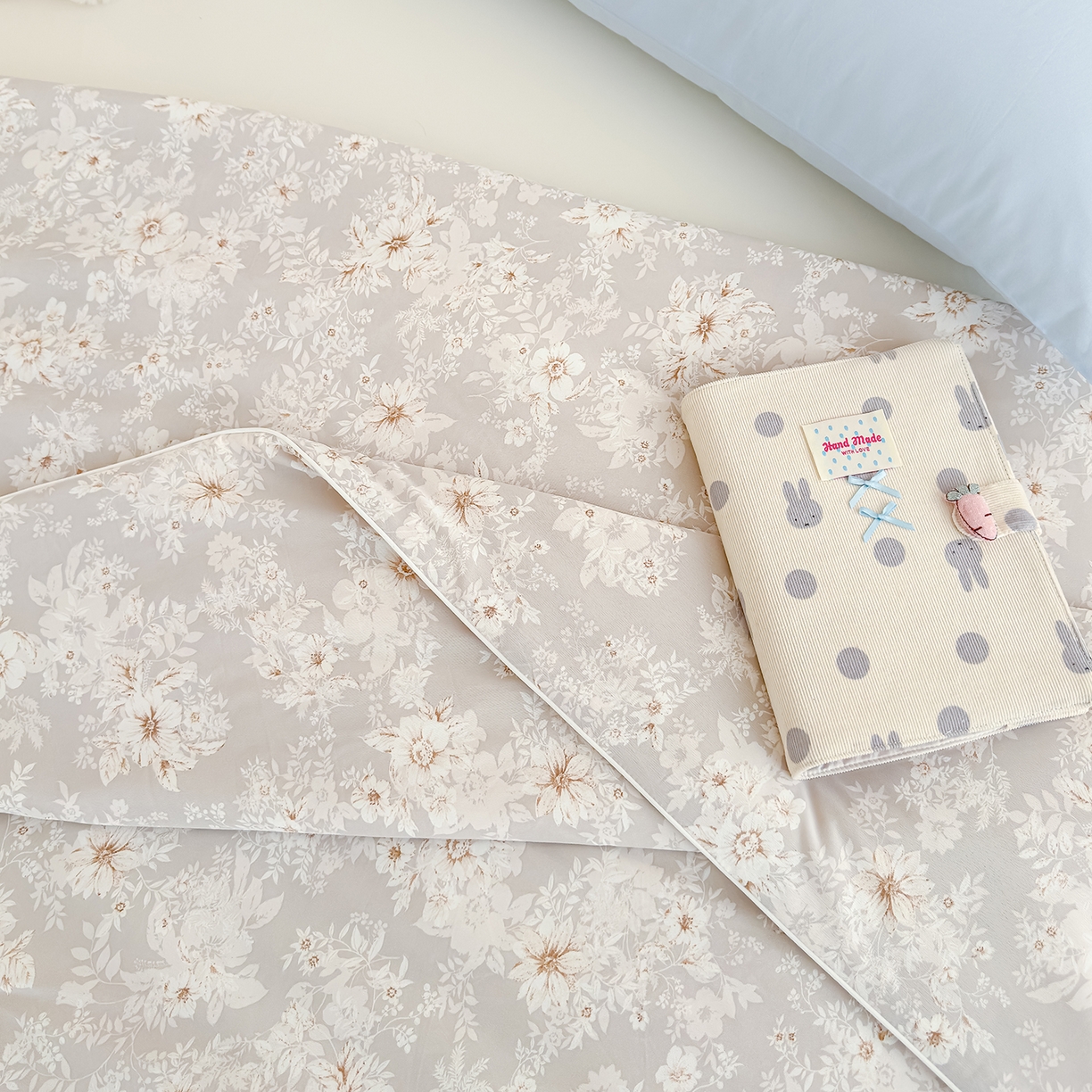 91家纺网 家纺一手货源 找家纺 芯恋家居 2026年新款小冰川凉感夏被冰皮凉感印花夏被凉感丝夏被（四周踩棉工艺） 灰调花叙