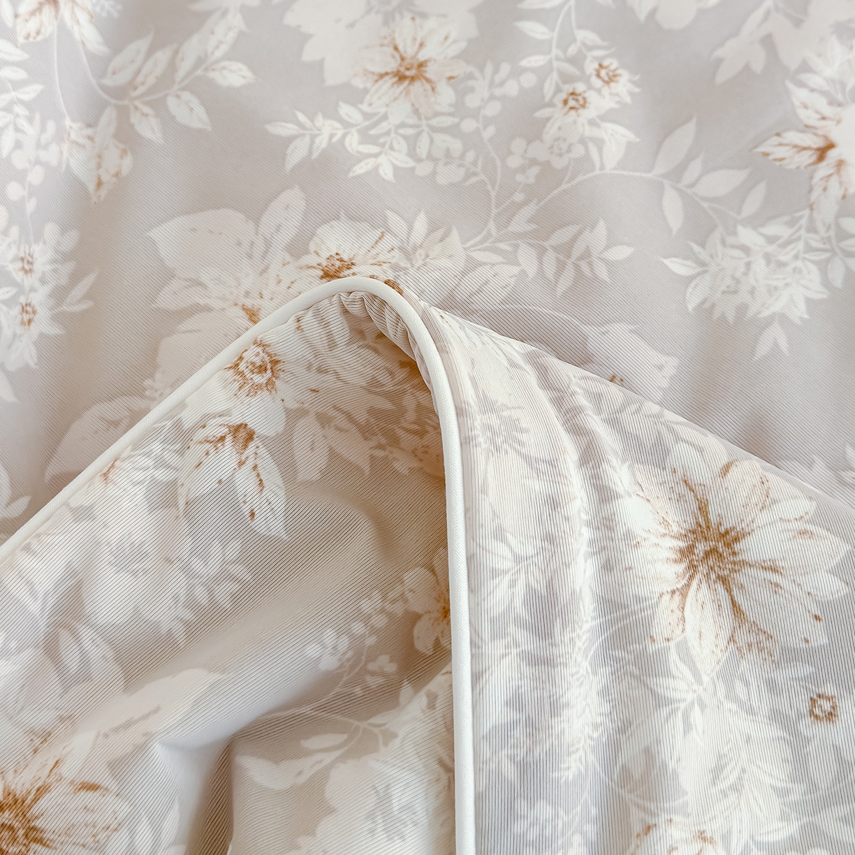 91家纺网 家纺一手货源 找家纺 芯恋家居 2026年新款小冰川凉感夏被冰皮凉感印花夏被凉感丝夏被（四周踩棉工艺） 灰调花叙