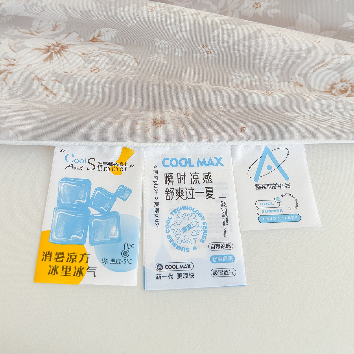 91家纺网 家纺一手货源 找家纺 芯恋家居 2026年新款小冰川凉感夏被冰皮凉感印花夏被凉感丝夏被（四周踩棉工艺） 灰调花叙