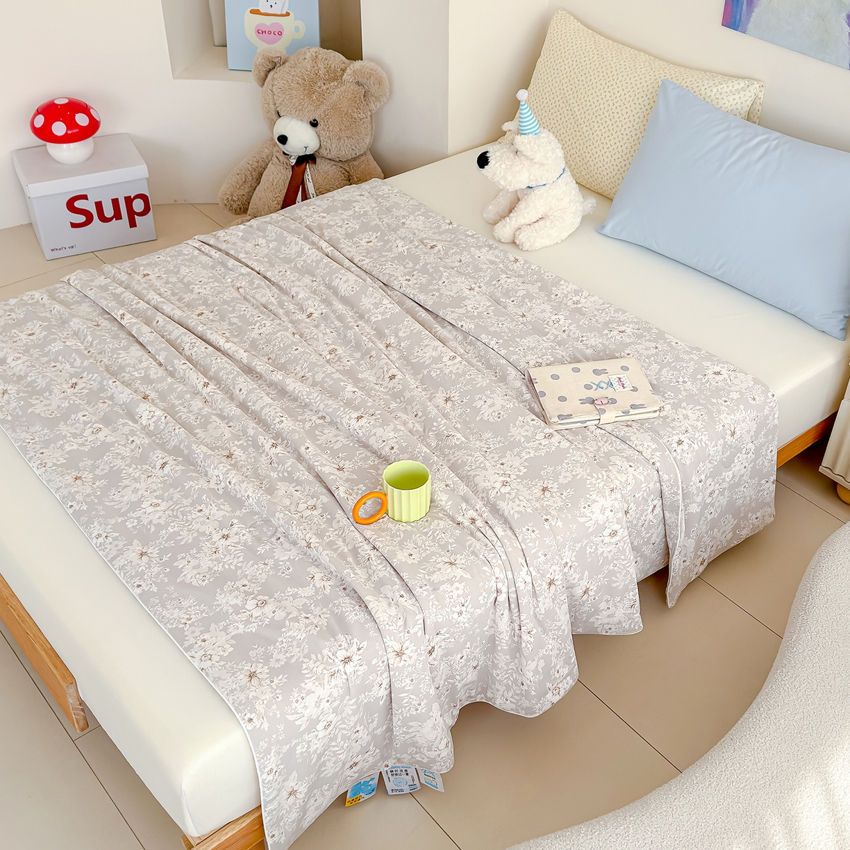 91家纺网 家纺一手货源 找家纺 芯恋家居 2026年新款小冰川凉感夏被冰皮凉感印花夏被凉感丝夏被（四周踩棉工艺） 灰调花叙