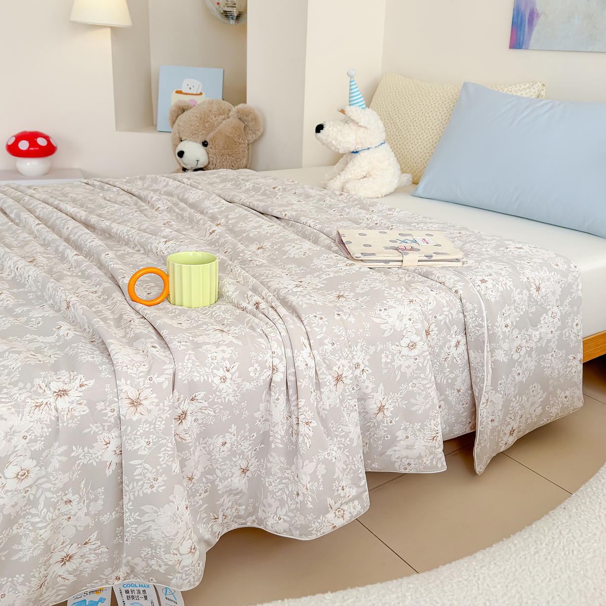 91家纺网 家纺一手货源 找家纺 芯恋家居 2026年新款小冰川凉感夏被冰皮凉感印花夏被凉感丝夏被（四周踩棉工艺） 灰调花叙