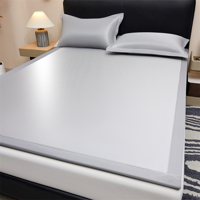 91家纺网 家纺一手货源 找家纺 雯豆家纺 2026春夏新款碳光冰丝席子三件套加厚三明治冰丝软席平铺席凉席席子 千鸟格-绑带款-银帆灰