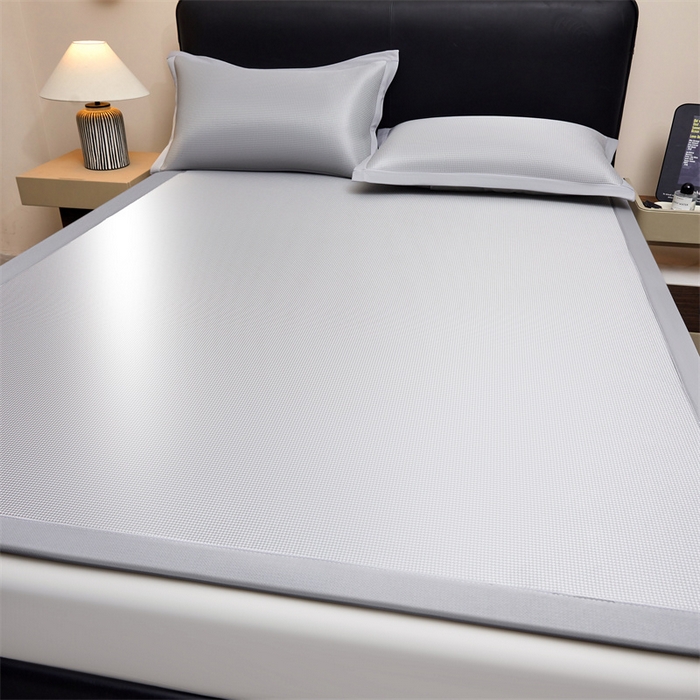 91家纺网 家纺一手货源 找家纺 雯豆家纺 2026春夏新款碳光冰丝席子三件套加厚三明治冰丝软席平铺席凉席席子 千鸟格-绑带款-银帆灰