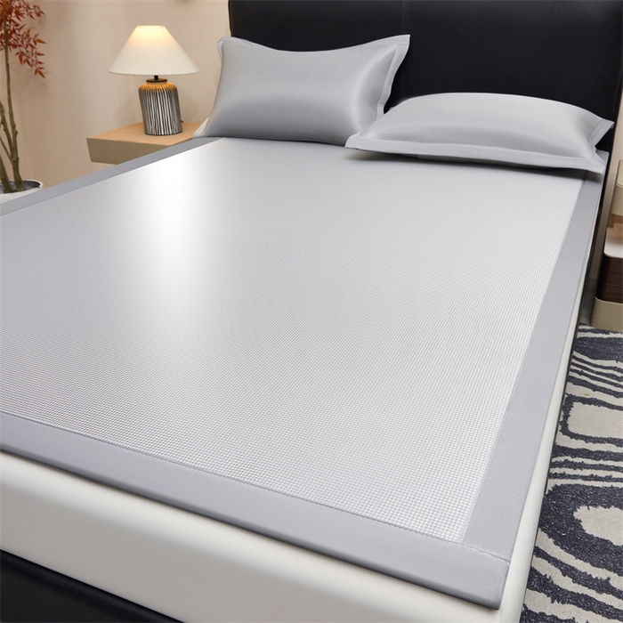 91家纺网 家纺一手货源 找家纺 雯豆家纺 2026春夏新款碳光冰丝席子三件套加厚三明治冰丝软席平铺席凉席席子 千鸟格-绑带款-银帆灰