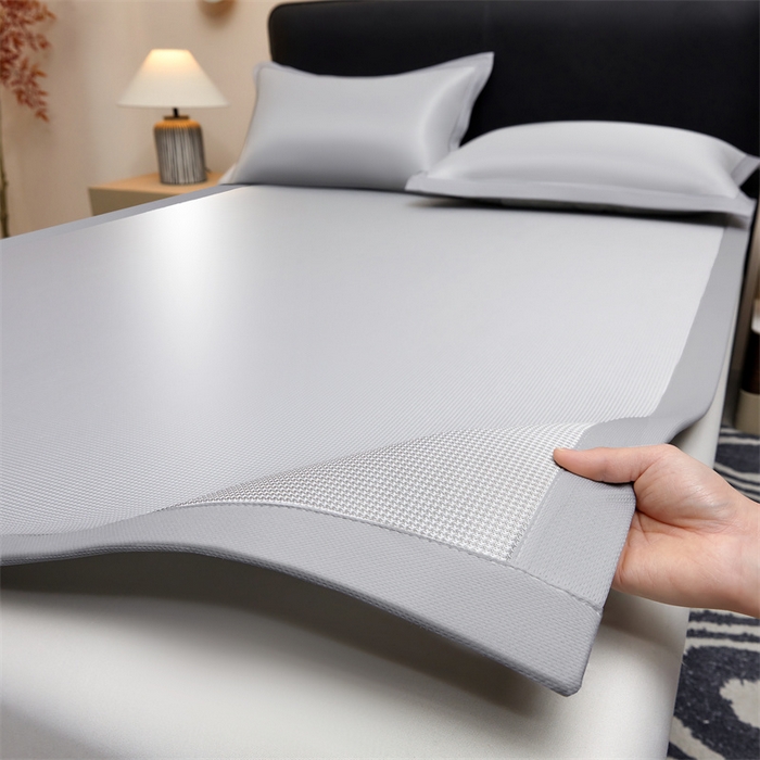 91家纺网 家纺一手货源 找家纺 雯豆家纺 2026春夏新款碳光冰丝席子三件套加厚三明治冰丝软席平铺席凉席席子 千鸟格-绑带款-银帆灰