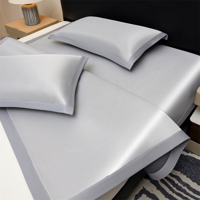 91家纺网 家纺一手货源 找家纺 雯豆家纺 2026春夏新款碳光冰丝席子三件套加厚三明治冰丝软席平铺席凉席席子 千鸟格-绑带款-银帆灰