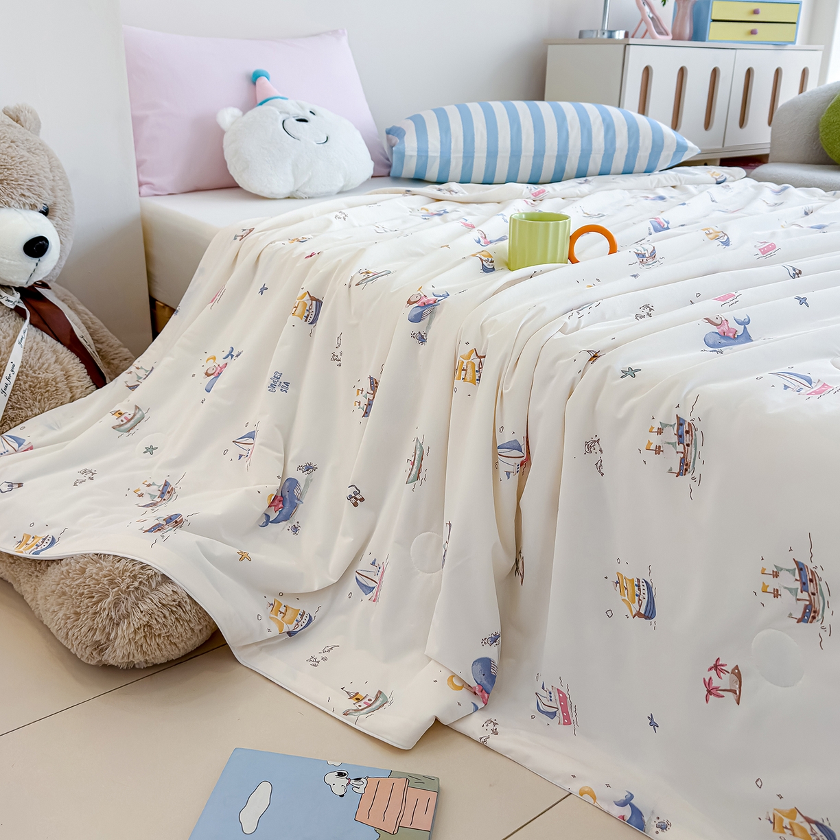 91家纺网 家纺一手货源 找家纺 芯恋家居 2026年新款小冰川凉感夏被冰皮凉感印花夏被凉感丝夏被（四周踩棉工艺） 鲸梦帆行