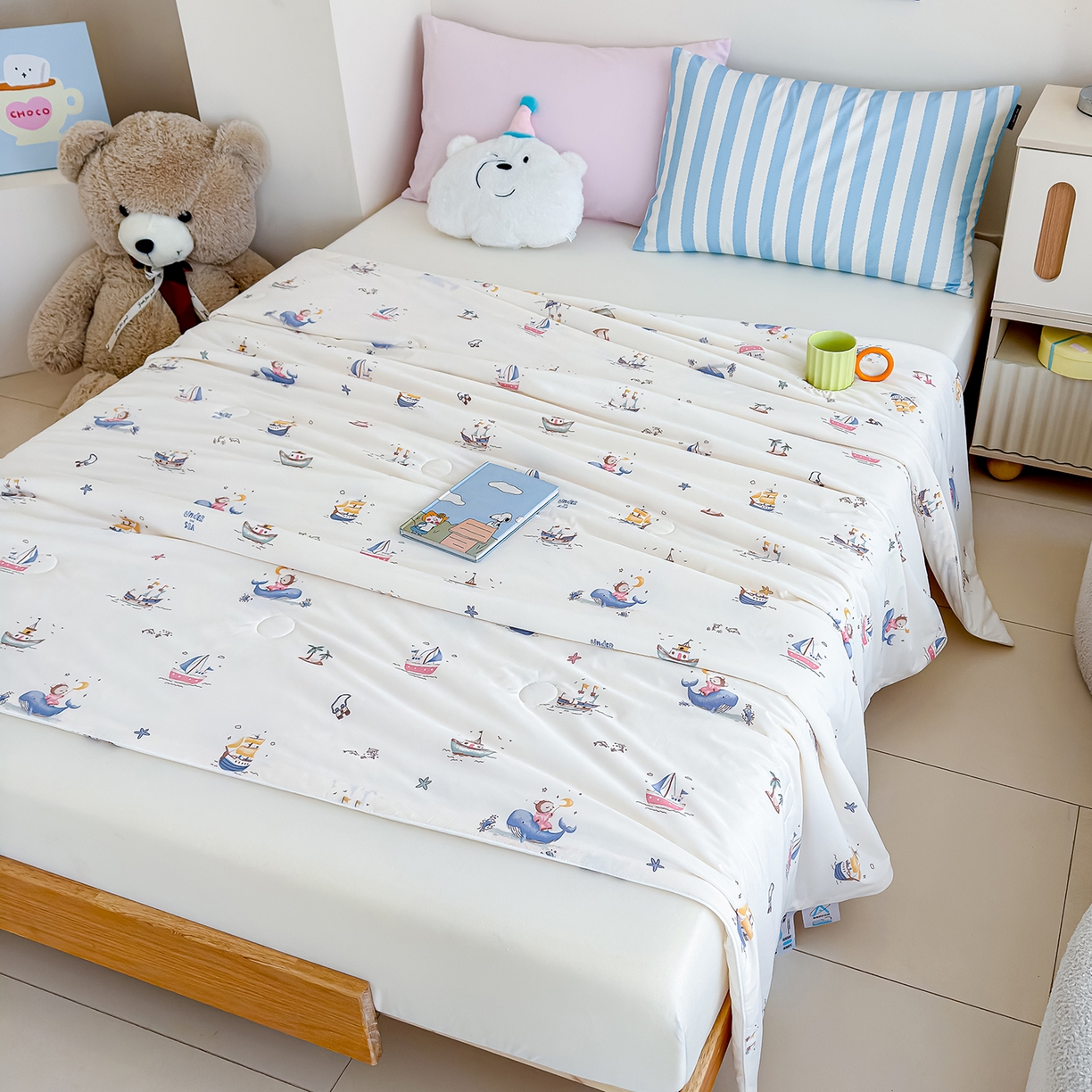 91家纺网 家纺一手货源 找家纺 芯恋家居 2026年新款小冰川凉感夏被冰皮凉感印花夏被凉感丝夏被（四周踩棉工艺） 鲸梦帆行