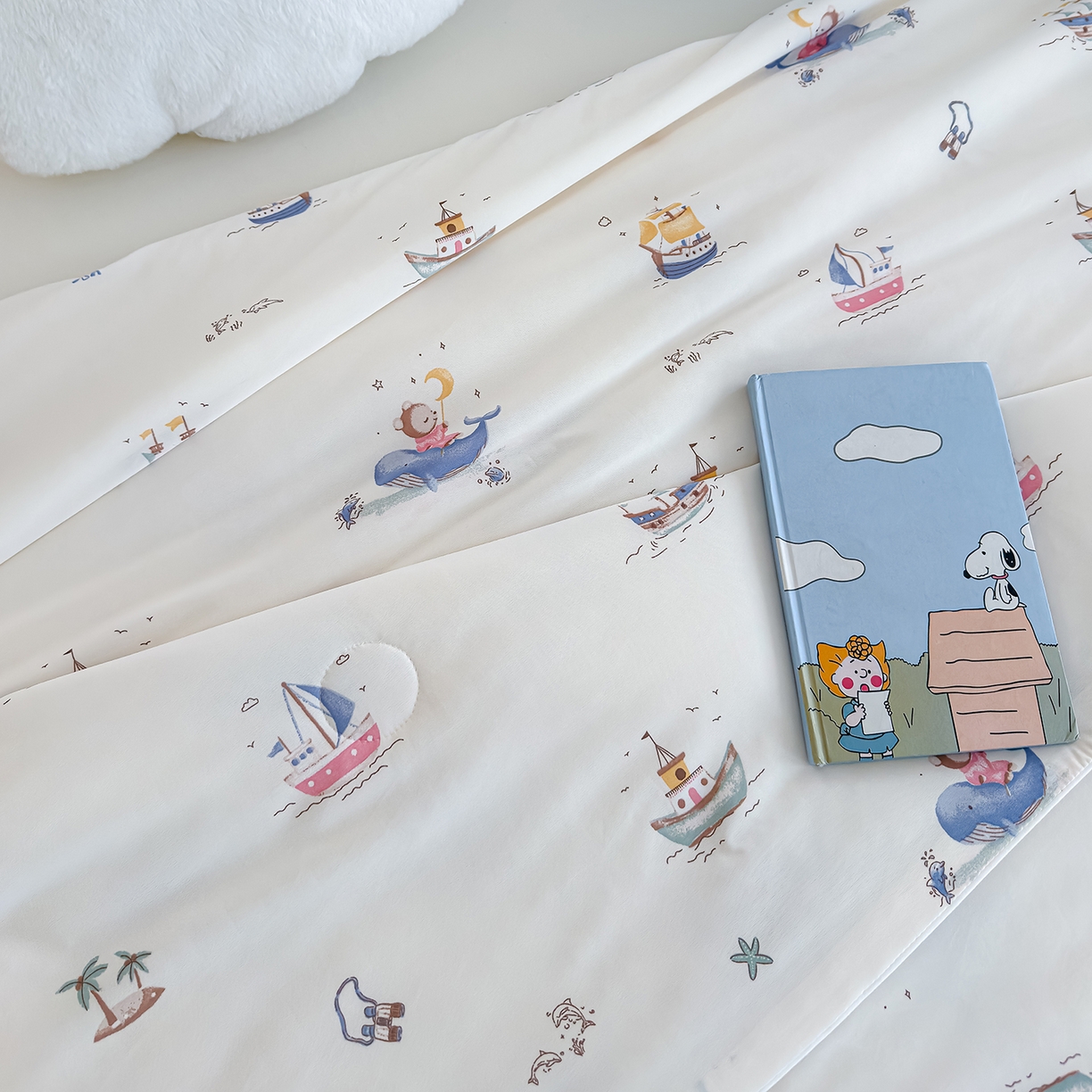 91家纺网 家纺一手货源 找家纺 芯恋家居 2026年新款小冰川凉感夏被冰皮凉感印花夏被凉感丝夏被（四周踩棉工艺） 鲸梦帆行