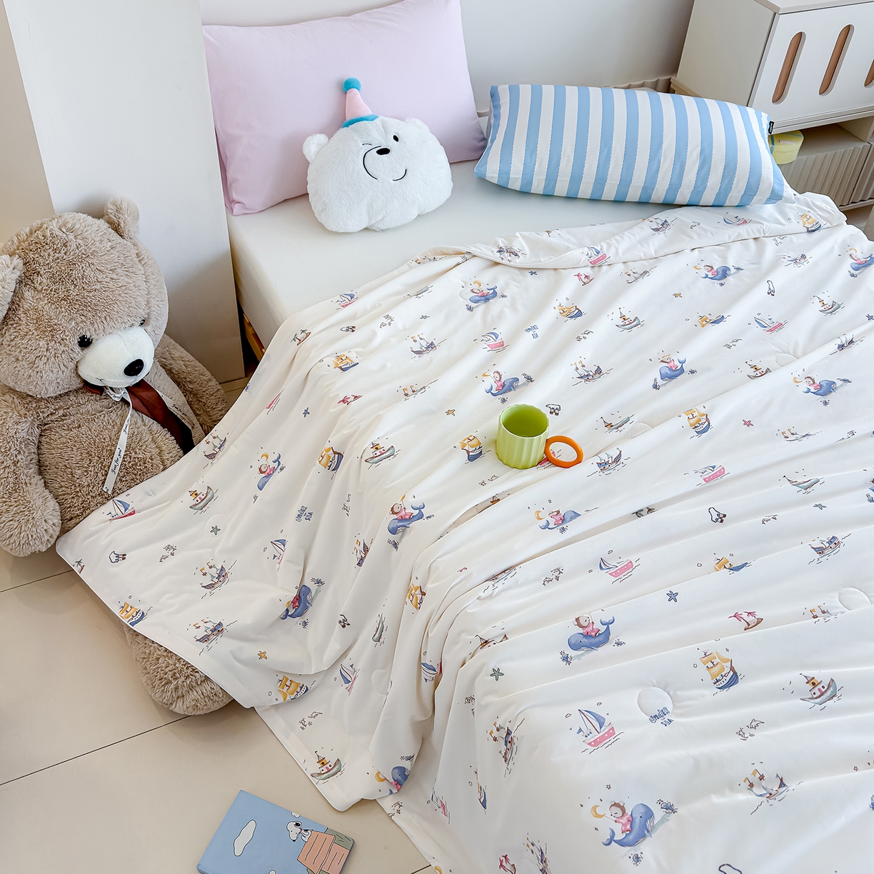 91家纺网 家纺一手货源 找家纺 芯恋家居 2026年新款小冰川凉感夏被冰皮凉感印花夏被凉感丝夏被（四周踩棉工艺） 鲸梦帆行