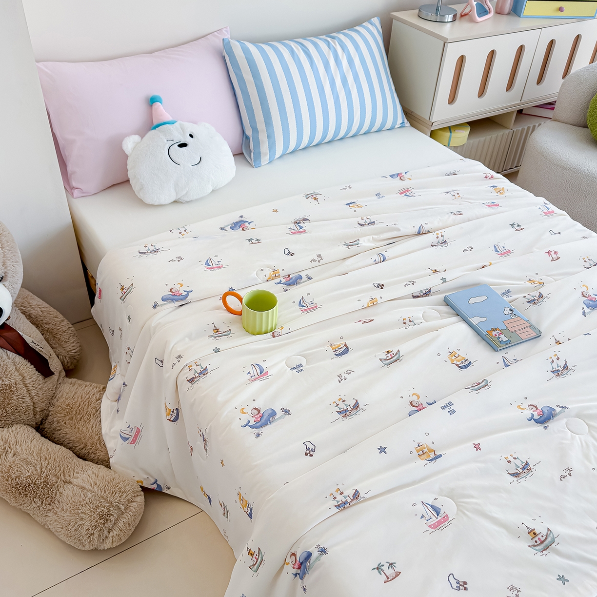 91家纺网 家纺一手货源 找家纺 芯恋家居 2026年新款小冰川凉感夏被冰皮凉感印花夏被凉感丝夏被（四周踩棉工艺） 鲸梦帆行