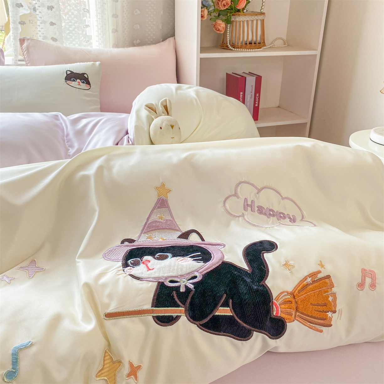 91家纺网 家纺一手货源 找家纺 优贝家纺 2026新款水洗真丝天丝专版贴布绣四件套 魔法猫