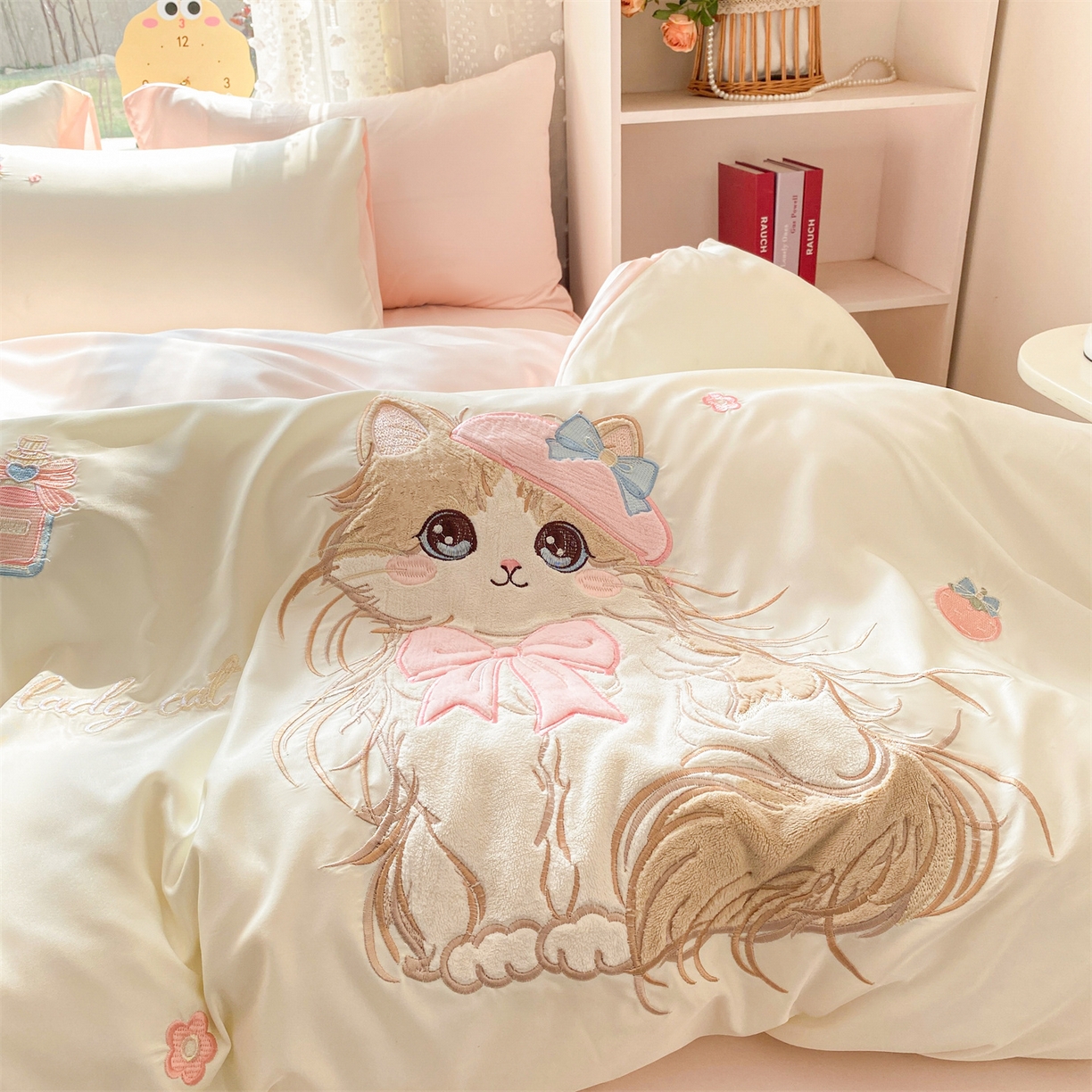 91家纺网 家纺一手货源 找家纺 优贝家纺 2026新款水洗真丝天丝专版贴布绣四件套 白色布偶猫