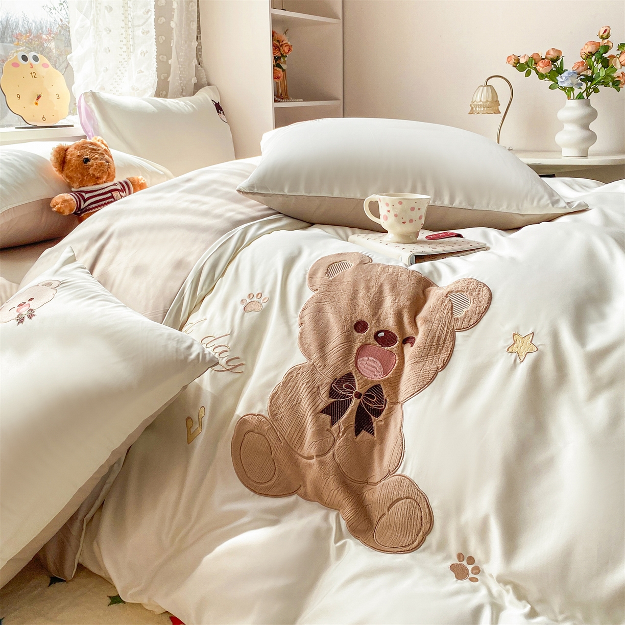 91家纺网 家纺一手货源 找家纺 优贝家纺 2026新款水洗真丝天丝专版贴布绣四件套 绅士小熊