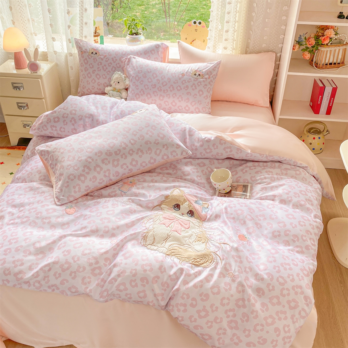 91家纺网 家纺一手货源 找家纺 优贝家纺 2026新款水洗真丝天丝专版贴布绣四件套 粉色布偶猫