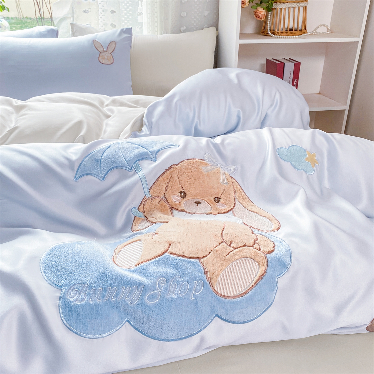 91家纺网 家纺一手货源 找家纺 优贝家纺 2026新款水洗真丝天丝专版贴布绣四件套 奶蓝兔仔