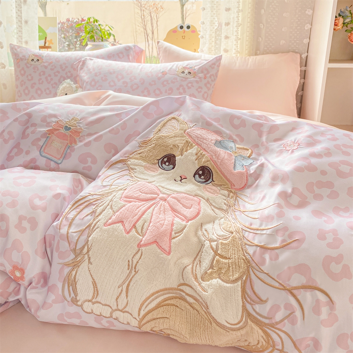 优贝家纺 2026新款水洗真丝天丝专版贴布绣四件套 粉色布偶猫