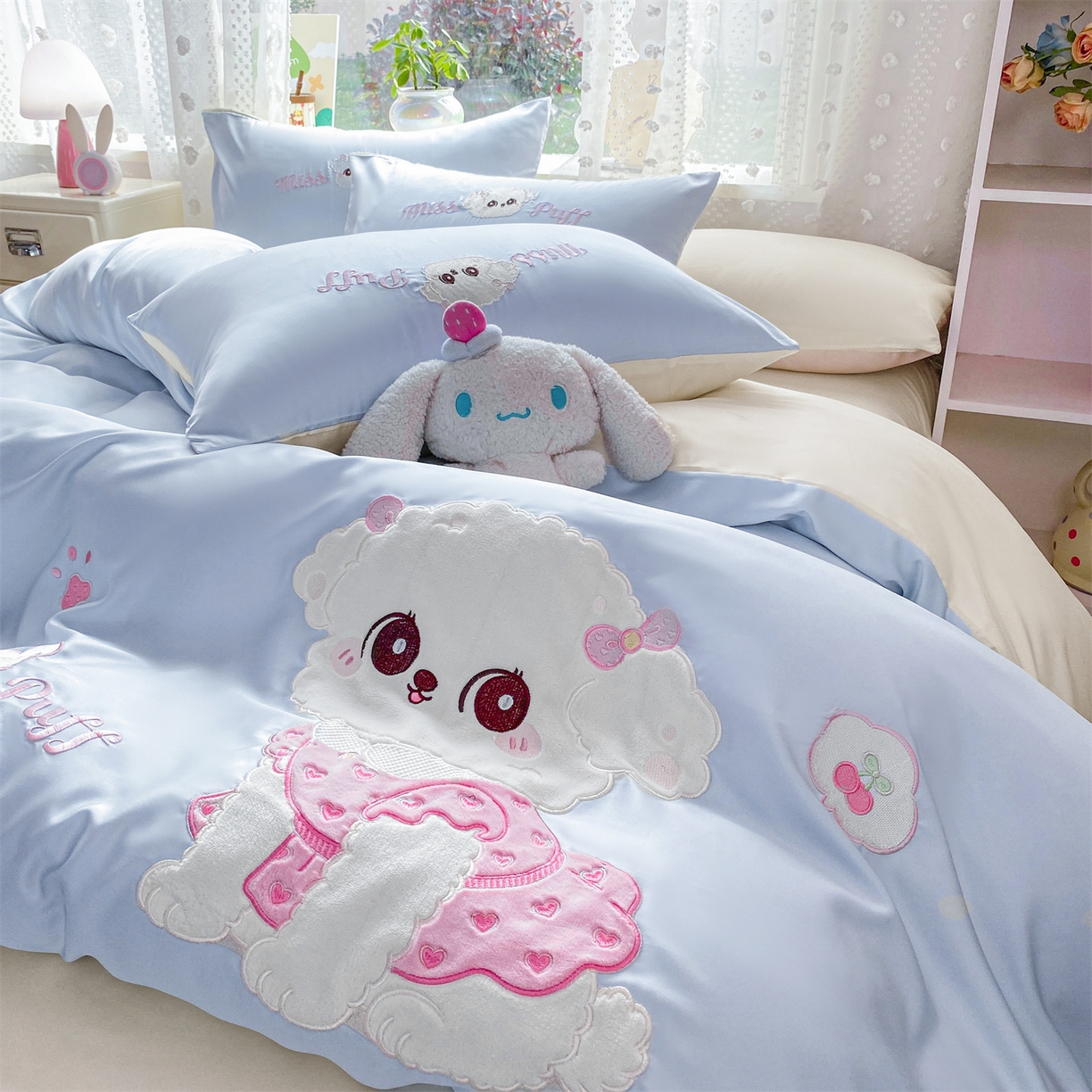 91家纺网 家纺一手货源 找家纺 优贝家纺 2026新款水洗真丝天丝专版贴布绣四件套 泡芙奶狗