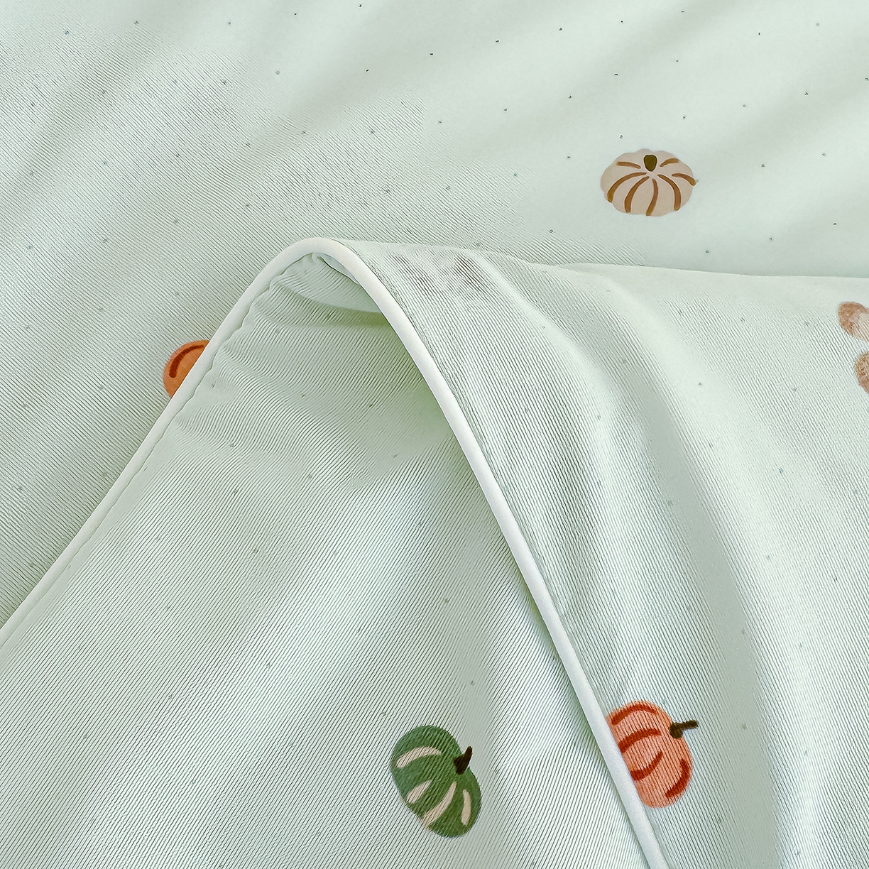 91家纺网 家纺一手货源 找家纺 芯恋家居 2026年新款小冰川凉感夏被冰皮凉感印花夏被凉感丝夏被（四周踩棉工艺） 可爱南瓜