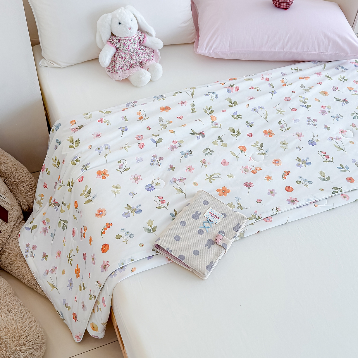 91家纺网 家纺一手货源 找家纺 芯恋家居 2026年新款小冰川凉感夏被冰皮凉感印花夏被凉感丝夏被（四周踩棉工艺） 梨落繁花